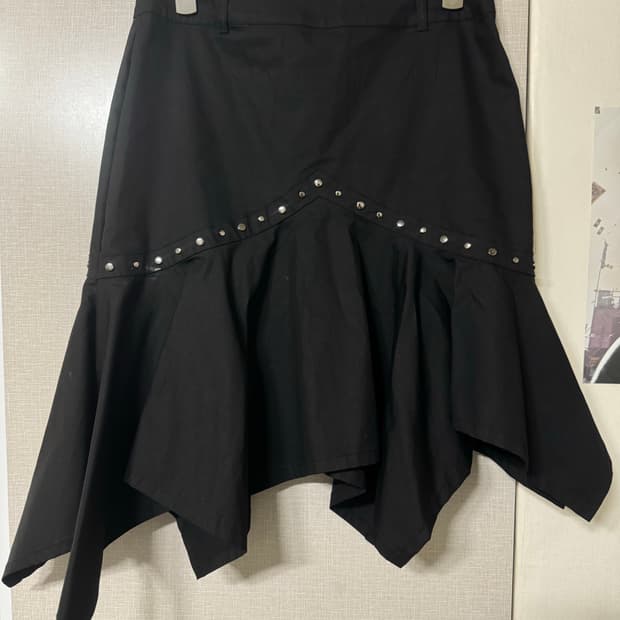 Asymmetric Rivet Skirt