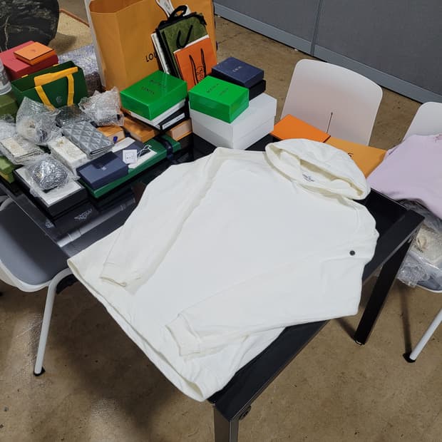 스톤아일랜드 화이트 후드티