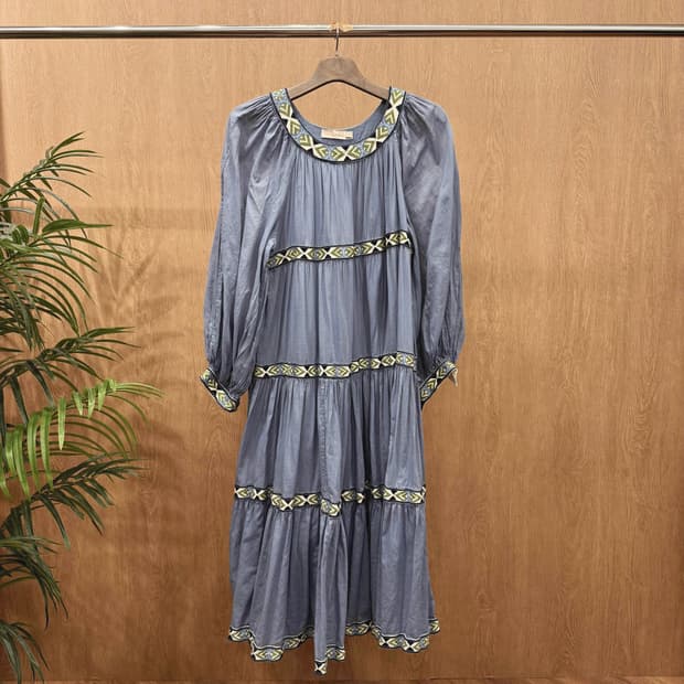 토리버치 자수 트리밍 보헤미안 티어드 원피스 볼륨소매 셔링 디테일 블루