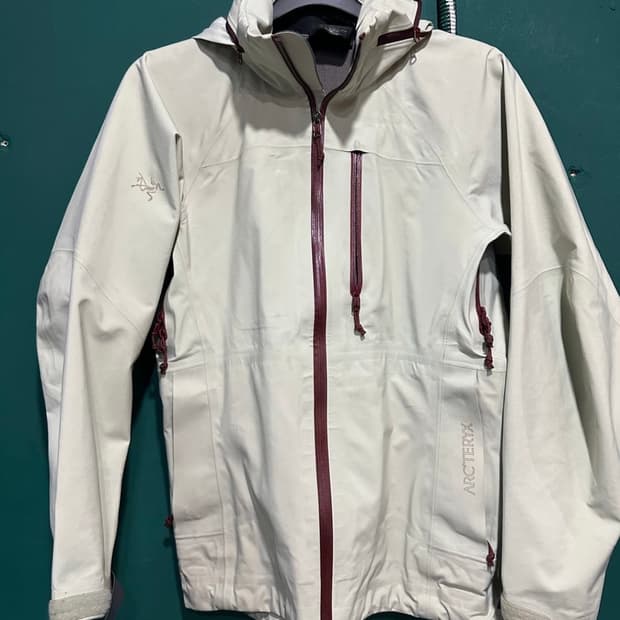 아크테릭스 고어택스 바람막이 아이보리
