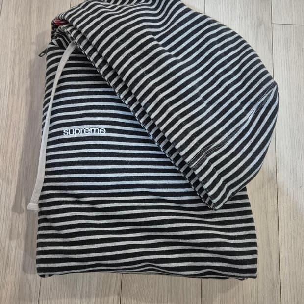 SUPREME 스트라이프 짚업 후드