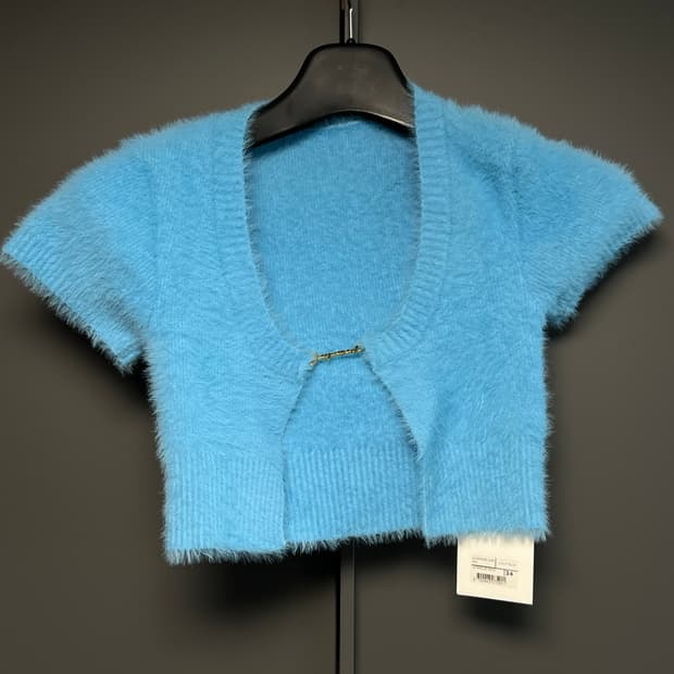 자크뮈스 22SS 라 마이유 네브 플러피 참 로고 가디건 라이트 블루