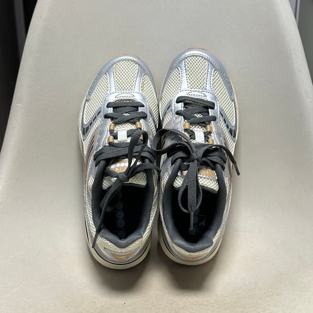 디아도라 스니커즈