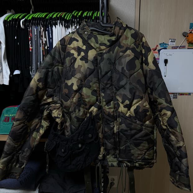 [M] 앤더슨벨 뉴 멀티 포켓 카모플라쥬 퀄티드 점퍼 샌드