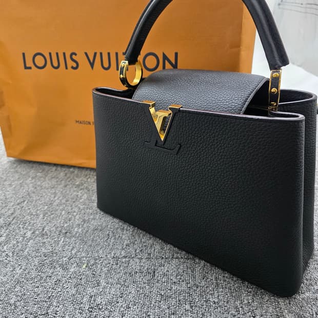 [정품]  루이비통 카퓌신  MM  금장LV 블랙