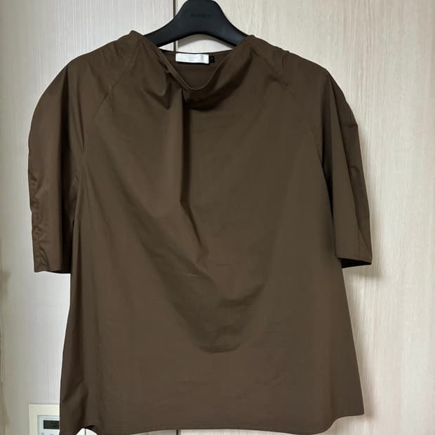 [M] 아모멘토 RAGLAN COWL NECK TOP BROWN