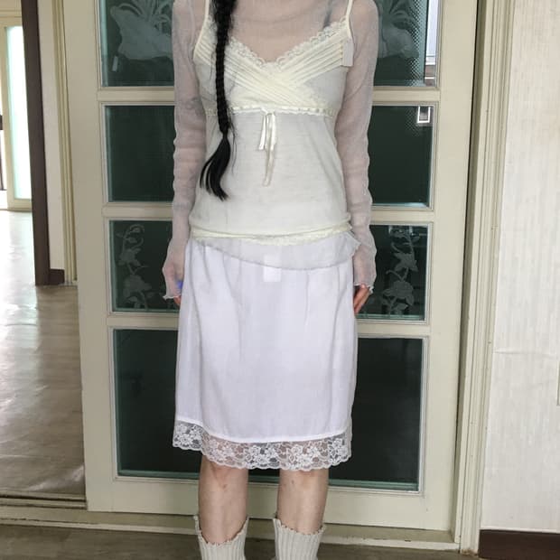 Lace trimming sleeveless