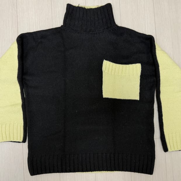 JW 앤더슨 배색 포켓 스웨터