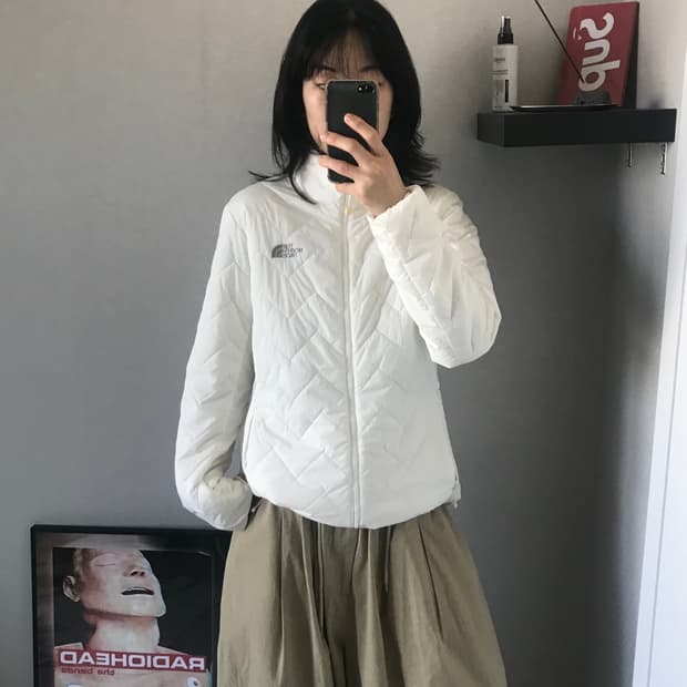 노스페이스 V-Motion 로고 화이트 경량 패딩