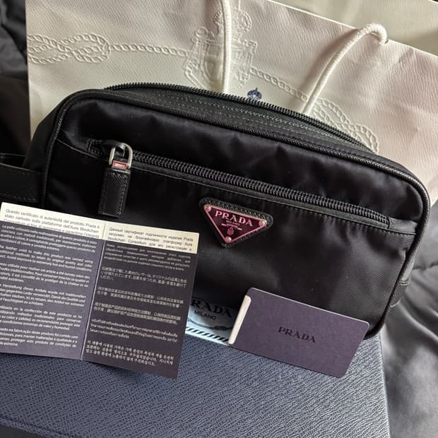 (정품 새상품)프라다 리나일론 앤 사피아노 레더 트래블 파우치