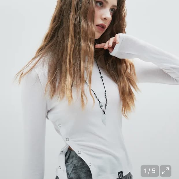 러브이즈트루 CL SLIT TEE