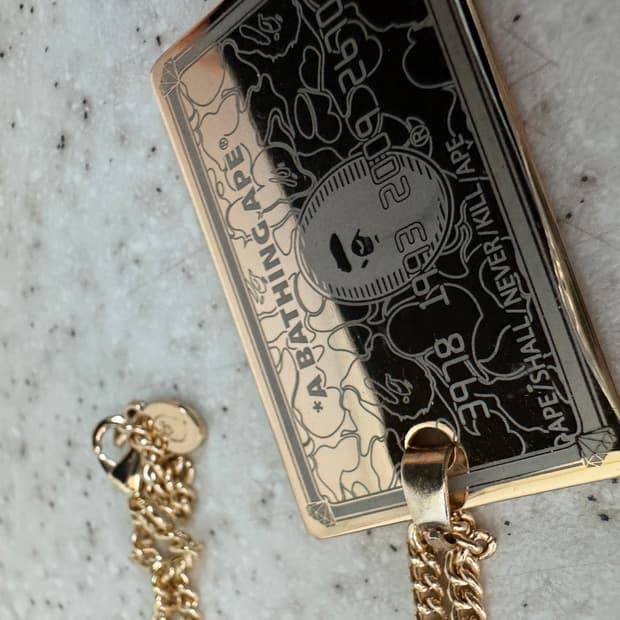 베이프 30주년 골드카드 목걸이