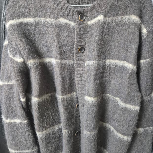 벨리에 브러쉬드 탐 가디건 그레이 스트라이프 3사이즈 팝니다.