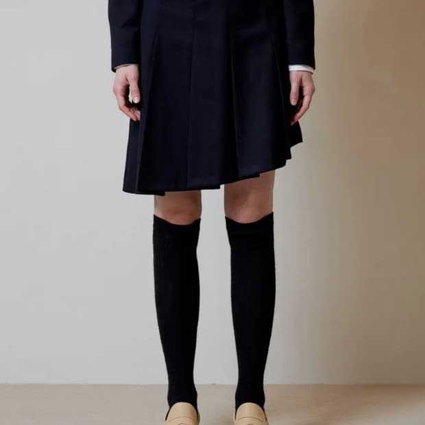 오아이오아이 DIAGONAL PLEATS SKIRT [NAVY] m
