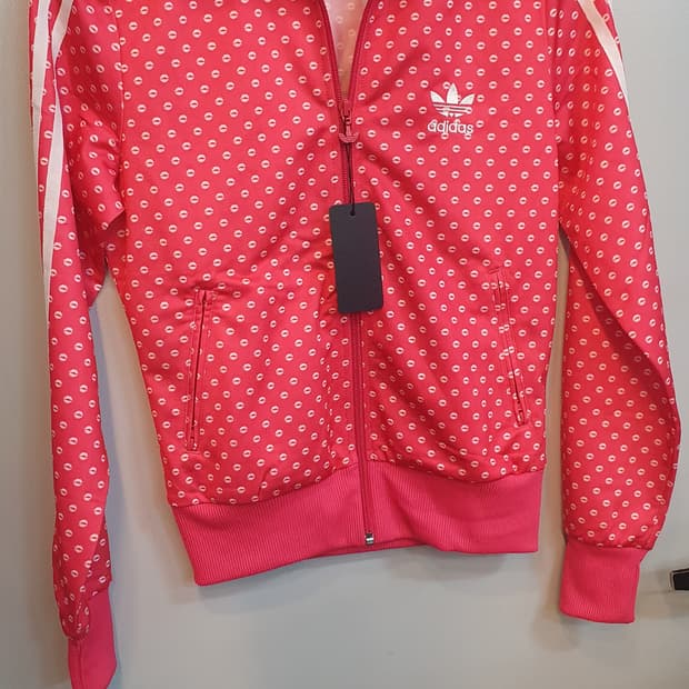 아디다스 핑크색 트랙탑 판매합니다. 독특한 입술 패턴이 매력적인 제품입니