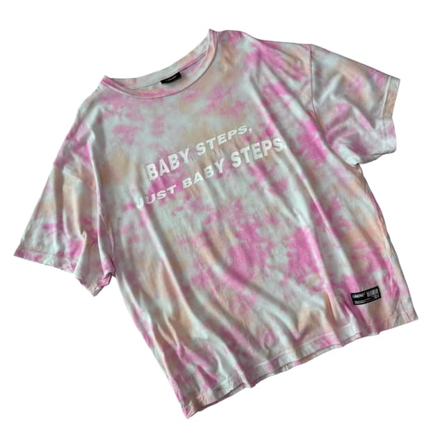 리베르(LIBERE) 핑크 타이다이 슬로건 그래픽 티셔츠