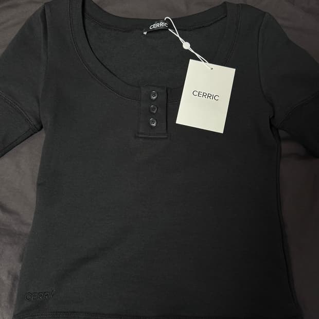 세릭 cerric Button Scoop Neck Top 블랙 판매