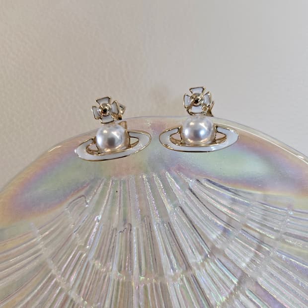 비비안웨스트우드 업사이클링 진주 화이트우주선 귀걸이