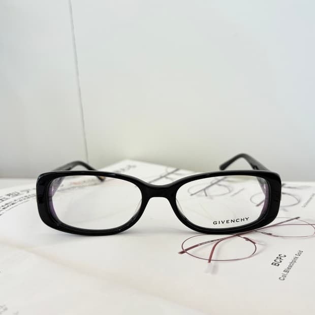 지방시 뿔테 안경