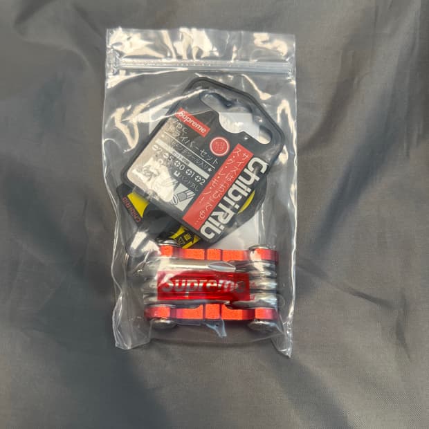 슈프림 x 치비 립 스크류드라이버 키체인 레드 - 25FW