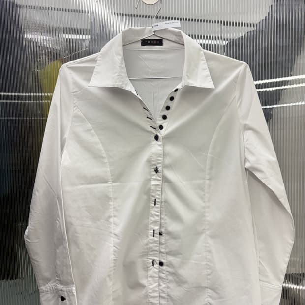 버튼카라 화이트 셔츠