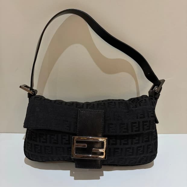 펜디 FENDI 아이코닉 주카 캔버스 바게트 백 Q1568