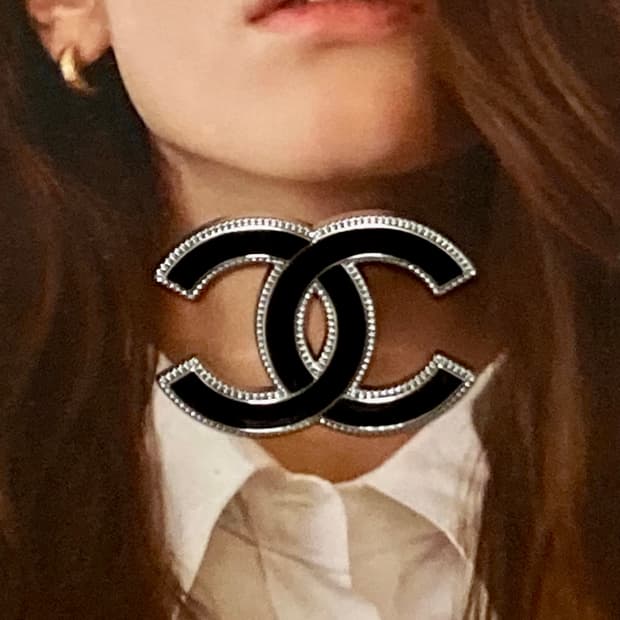 샤넬 CC로고 블랙 업사이클링 브로치