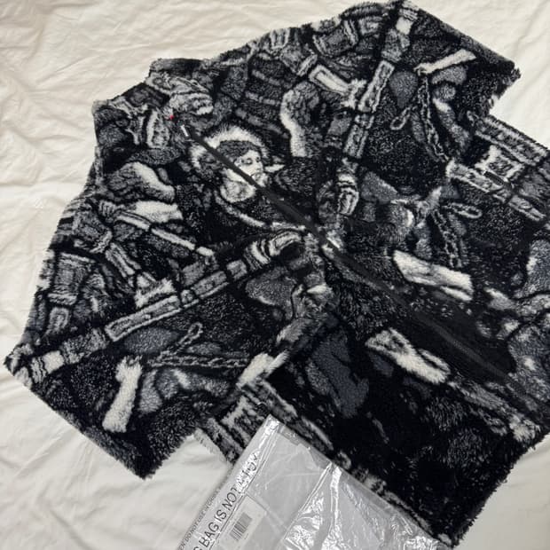 슈프림 세인트 미카엘 플리스 자켓 블랙 XL사이즈입니다.