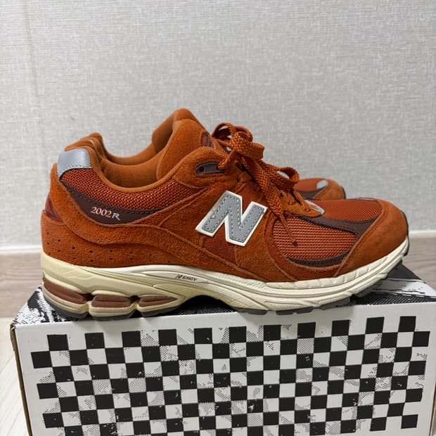 뉴발란스 2002r 브라운