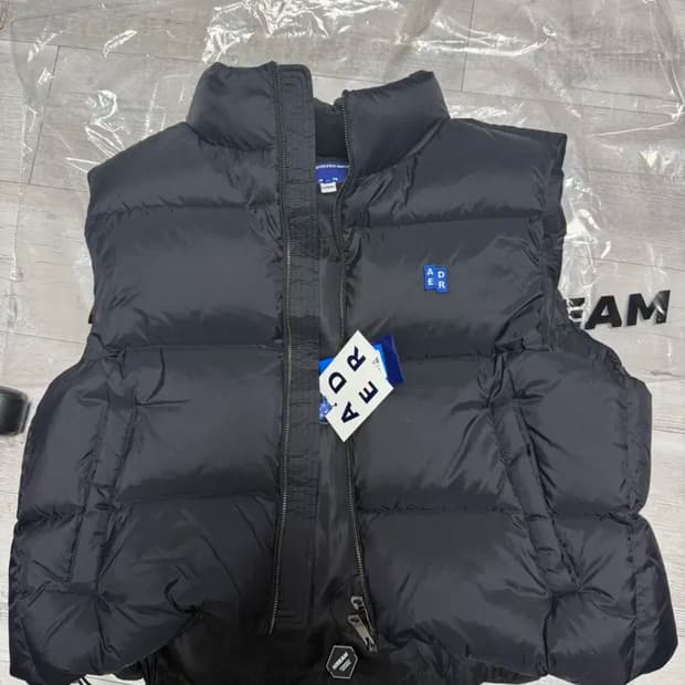 아더에러 시그니피컨트 TRS 태그 패딩 베스트 블랙 색상 M 새상품  