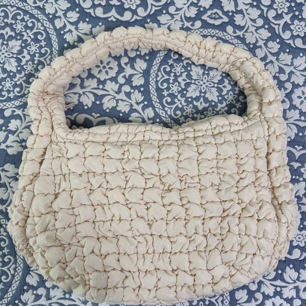 [무료배송] Cos 퀼티드 오버사이즈 숄더백 라이트 베이지