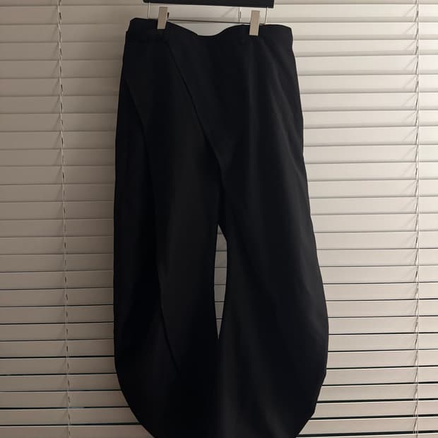25SS 랩 커브드 트라우저 블랙