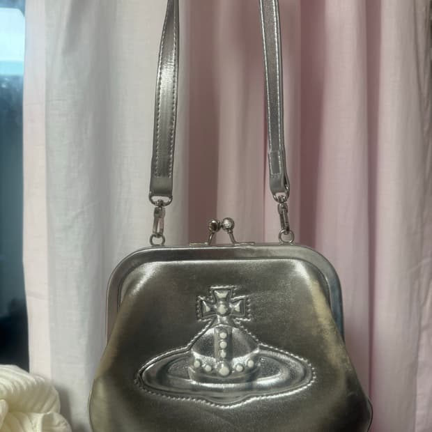 정품 비비안웨스트우드 첼시백 실버 제니백