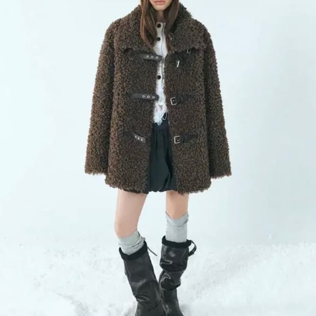 에트몽 버클 시어링 무스탕(Buckle Shearling Mustang)