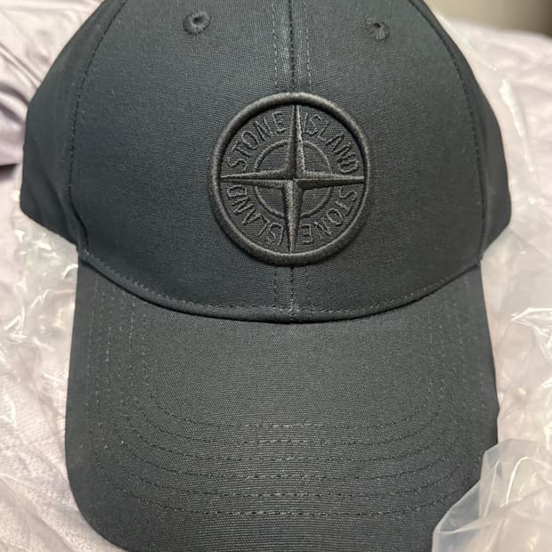 스톤아일랜드 6패널 자수 로고 캡 블랙