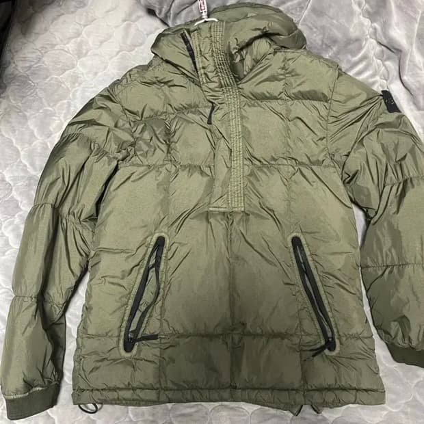 스톤아일랜드 와펜 크링클랩스 나일온 필드 아노락 패딩 올리브