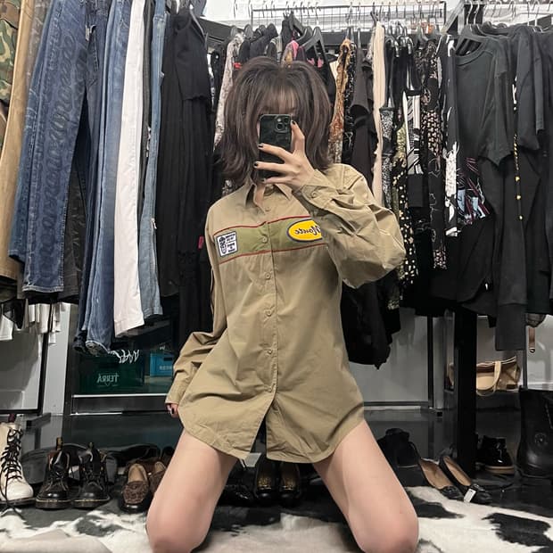 베이지 자수 포인트 셔츠