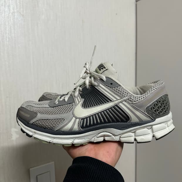 나이키 줌 보메로 5 회색 운동화 265mm