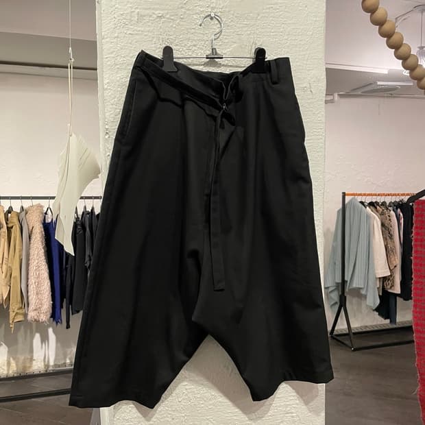 요지야마모토 벨티드 랩 하카마 팬츠