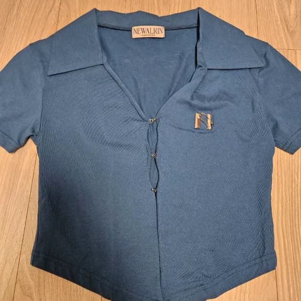 뉴얼린 엠블럼 셔츠탑 반팔