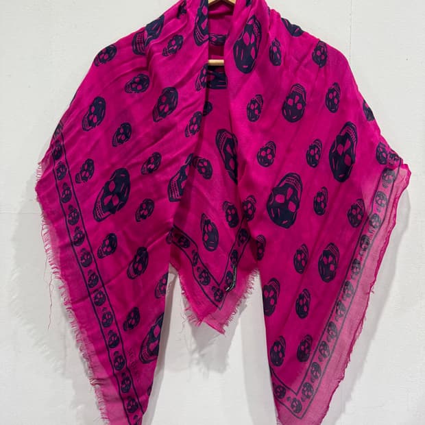알렉산더 맥퀸 스컬 패턴 핫핑크 스카프 정품