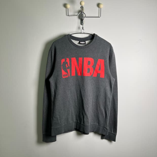NBA 로고 레터링 다크 그레이 맨투맨 L