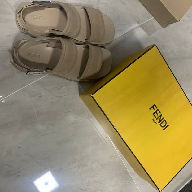 펜디 스웨이드 샌들