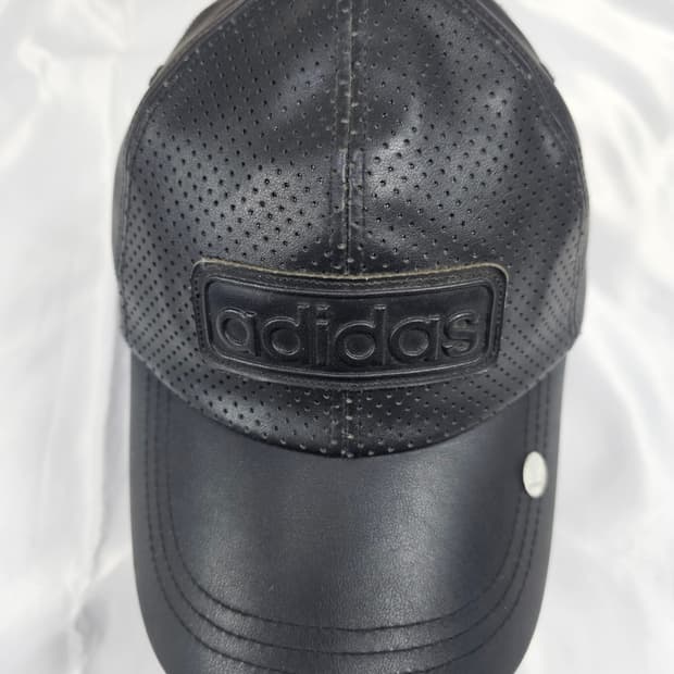 아디다스비건레더볼캡