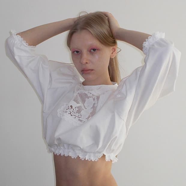 프레클 레이스 크롭 모티브 블라우스