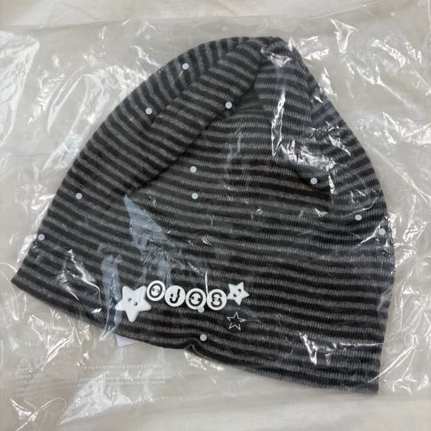 ojos star button beanie charcoal