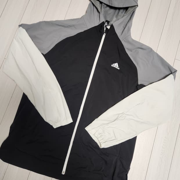 아디다스 바람막이 사이즈M

전체적인 사용감 살짝 있고 왼쪽팔꿈치 부분 