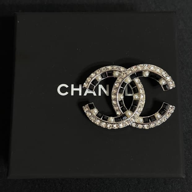 샤넬 정품 업사이클링 cc로고 블랙 메탈 크리스탈 브로치
