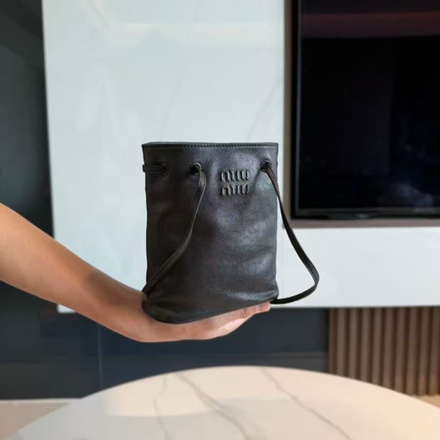 미우 미우 나파 레더 미니백 블랙