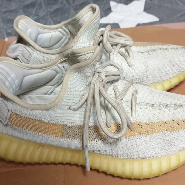 아디다스 이지부스트 350 V2 하이퍼 스페이스 스니커즈 (240)